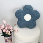 Poduszka boucle mały kwiatek niebieski / biały