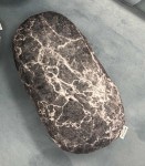 Poduszka Kamień otoczak grafitowy mały